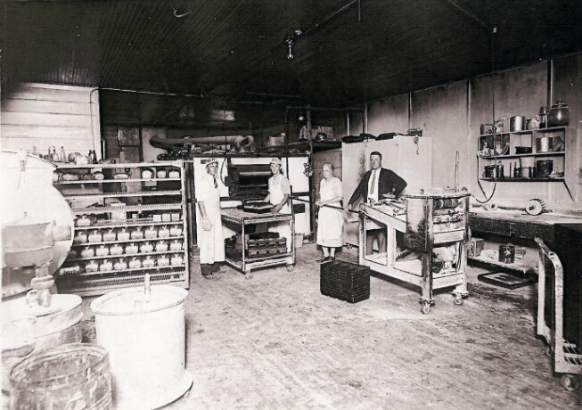 Old image of Linda's Bakery in the 1950's