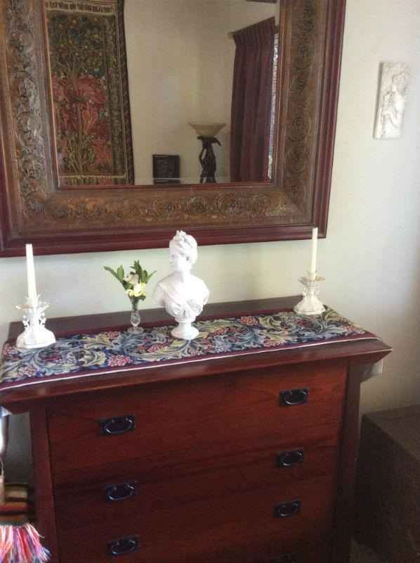 Burgundy William Morris table runner Burgundy William Morris table runner